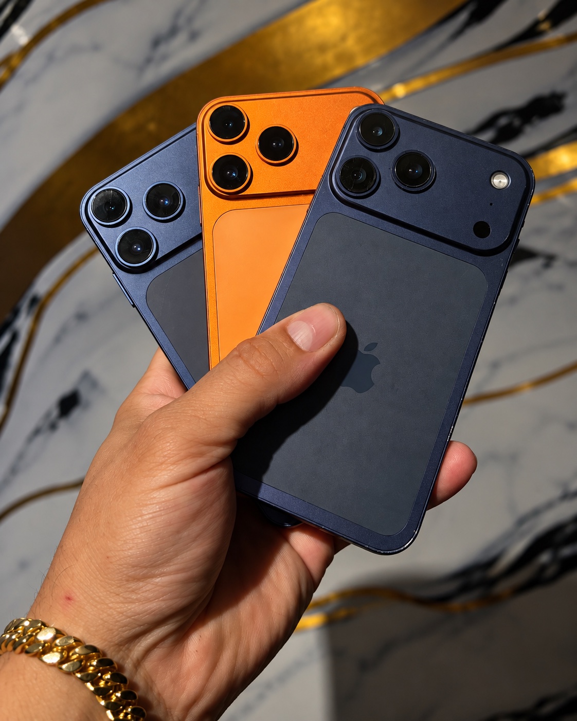 Outro ângulo de três aparelhos azul e laranja com visual adaptado